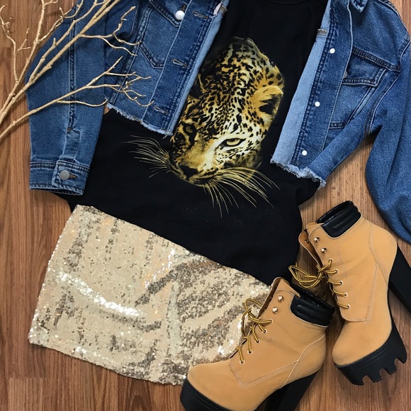 HP✨Gorgeous gold sequin mini skirt - Picture 3 of 8